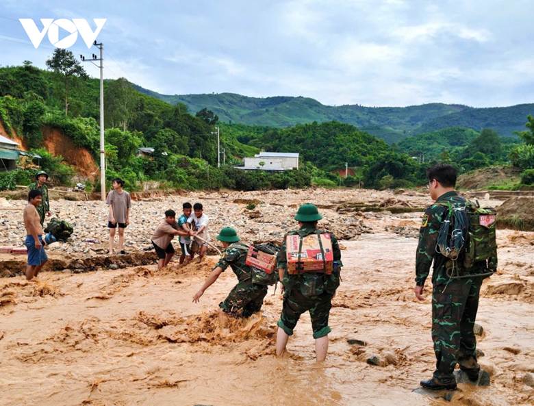 Hành trang trên vai mỗi cán bộ, chiến sĩ, không chỉ là nhu yếu phẩm, mà còn là trách nhiệm, tình quân - dân gắn bó...
