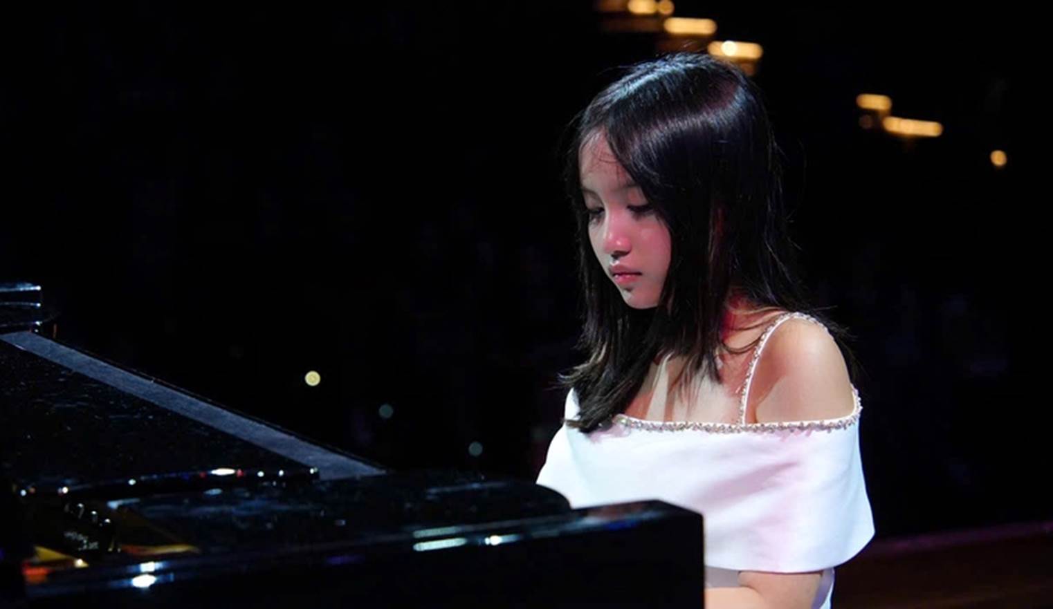 Đoàn Việt Nam gồm các sinh viên đại học khoa thanh nhạc – Học viện Âm nhạc Quốc gia và các em học sinh bộ môn Piano