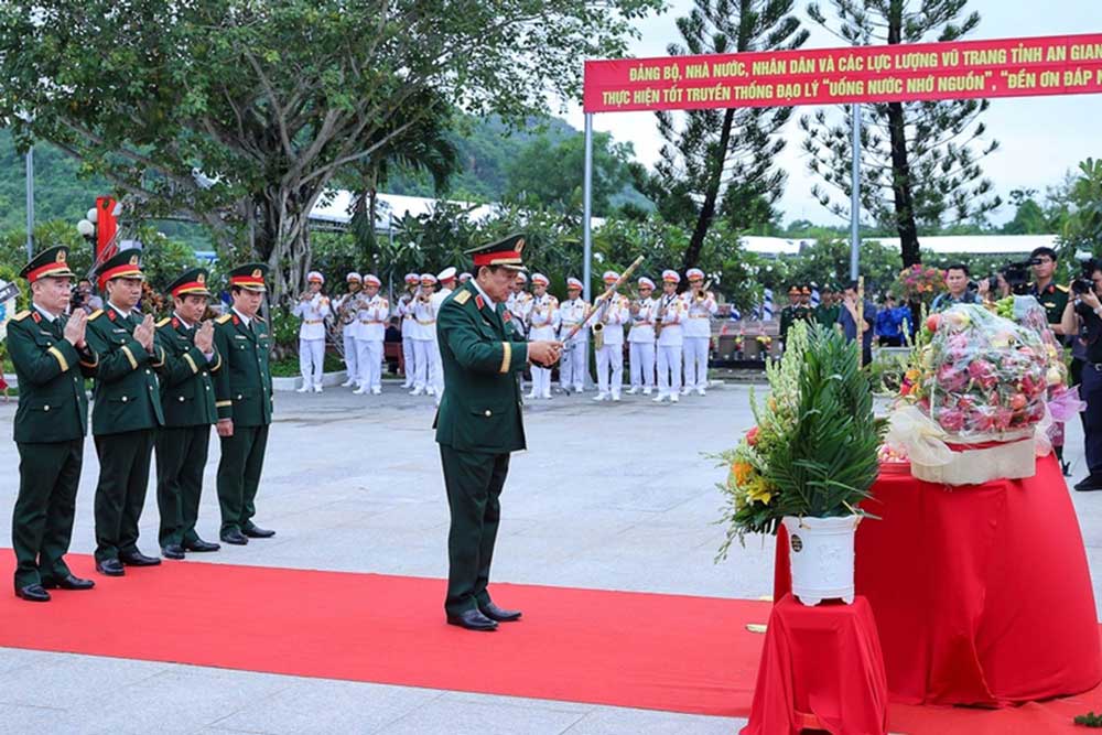 Đoàn công tác của Quân ủy Trung ương, Bộ Quốc phòng dự lễ viếng, lễ truy điệu và an táng hài cốt liệt sĩ tại Nghĩa trang liệt sĩ Dốc Bà Đắc - Ảnh: VGP/Nhật Bắc