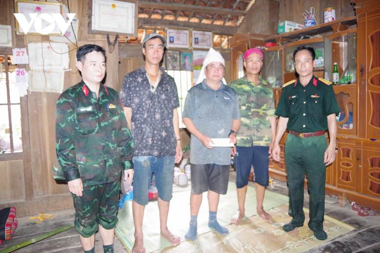 ... cùng với đó là mong muốn sẻ chia với nỗi đau của những gia đình có người thiệt mạng trong trận lũ vừa qua.