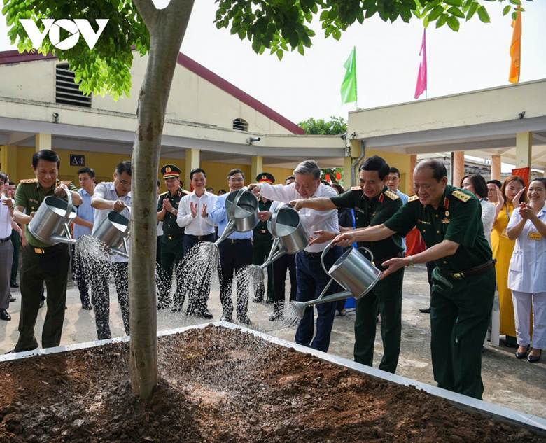 
Tổng Bí thư Tô Lâm trồng cây lưu niệm tại Trung tâm điều dưỡng thương binh Thuận Thành, Bắc Ninh.