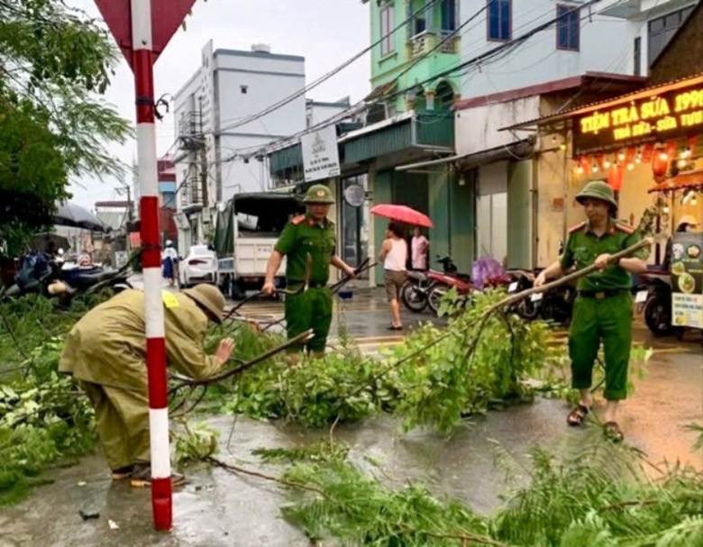 Với phương châm “4 tại chỗ”, “3 sẵn sàng”, Công an tỉnh Ninh Bình phát huy tinh thần chủ động, sẵn sàng, không để bị động, bất ngờ, góp phần bảo đảm an toàn tuyệt đối cho nhân dân trước, trong và sau bão số 3.