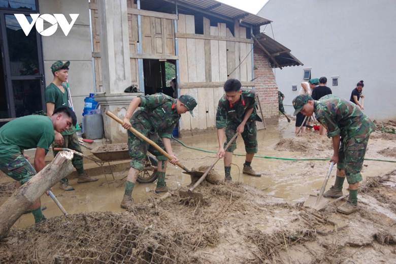 Không quản khó khăn, vất vả, giúp đỡ các hộ gia đình khắc phục hậu quả trận lũ quét.