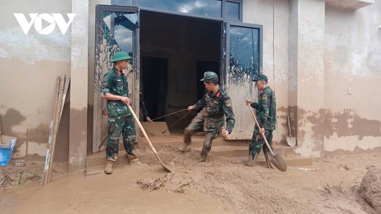 Sự hiện diện của những người lính Bộ đội cụ Hồ đã giúp đồng bào vùng thiên tai có thêm những điểm tựa vững chắc sớm vượt qua cơn lũ dữ.