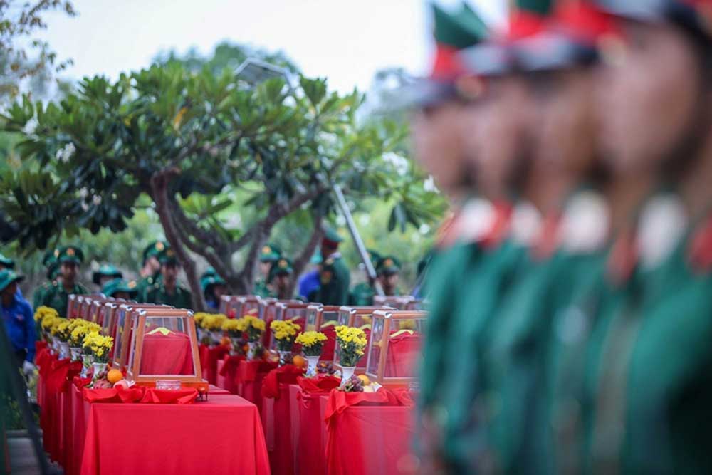 Lễ viếng, lễ truy điệu và an táng hài cốt liệt sĩ tại Nghĩa trang liệt sĩ Dốc Bà Đắc - Ảnh: VGP/Nhật Bắc