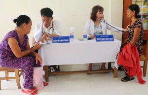 Khám, cấp thuốc miễn phí và tặng quà cho hơn 300 người dân trên địa bàn xã Song Lộc