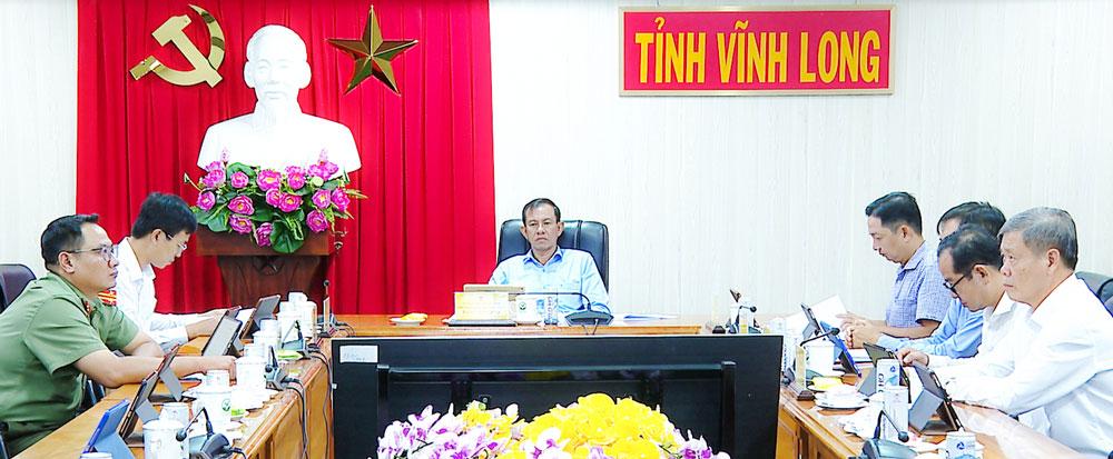 Phó Chủ tịch Thường trực UBND tỉnh- Đặng Văn Chính chủ trì điểm cầu tại tỉnh Vĩnh Long.
