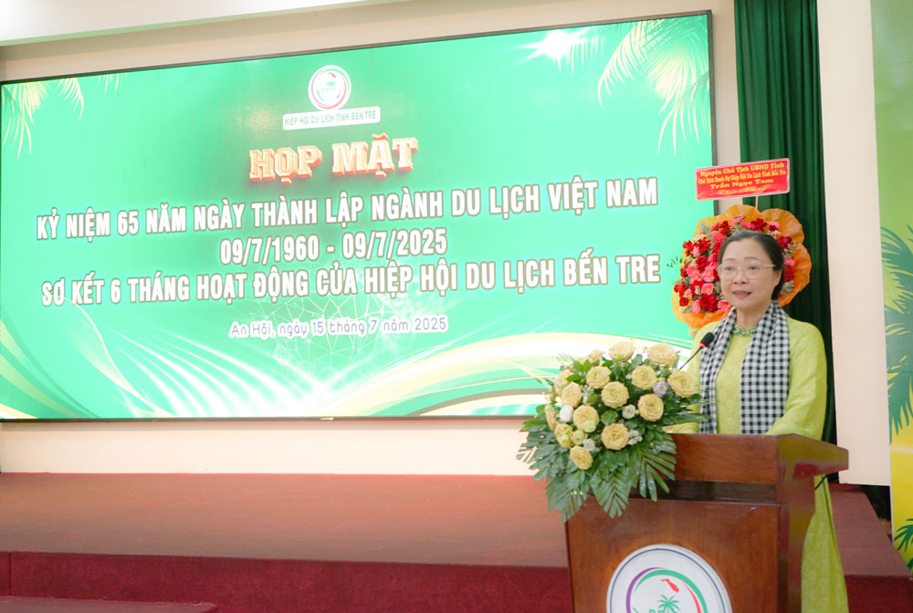 Bà Nguyễn Thị Quyên Thanh- Tỉnh ủy viên, Phó Chủ tịch UBND tỉnh Vĩnh Long phát biểu tại buổi họp mặt.