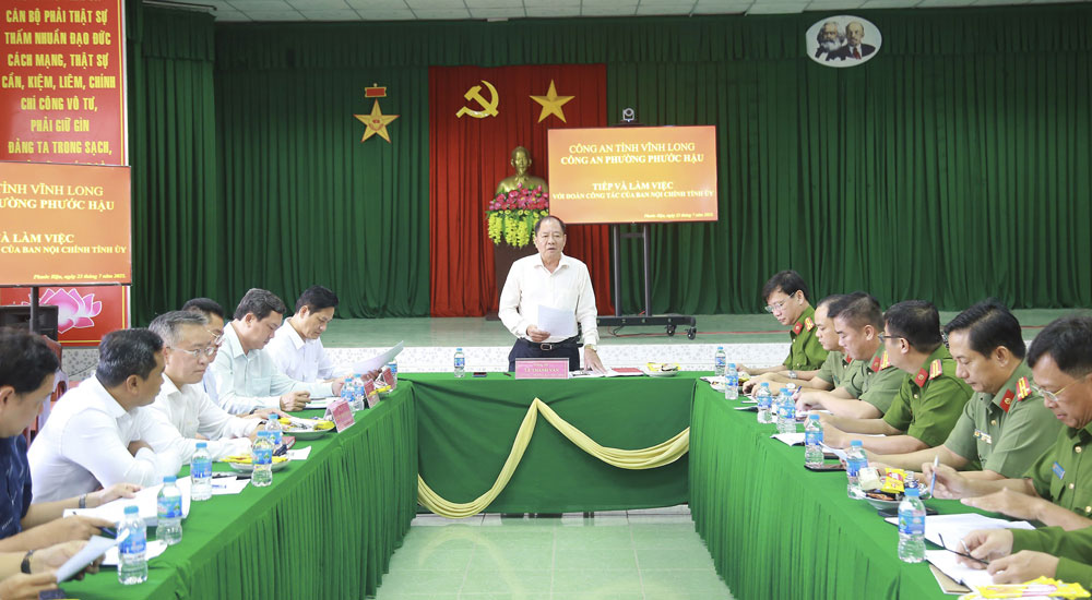 Đoàn công tác làm việc tại Công an phường Phước Hậu.