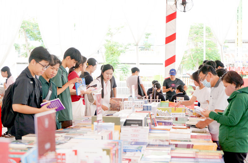 Đông đảo các bạn đọc trẻ, học sinh, sinh viên đến tham quan, mua sách tại Hội sách Mơ Hỏi Mở năm 2025.
