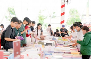 Hội sách Mơ Hỏi Mở 2025 thu hút đông đảo bạn đọc