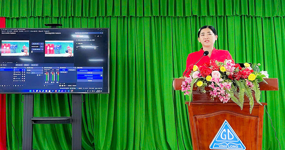 Bà Nguyễn Thị Ngọc Bích- Phó Bí thư Đảng ủy, Phó Giám đốc Sở GD-ĐT phát biểu khai mạc bồi dưỡng chính trị hè năm 2025.