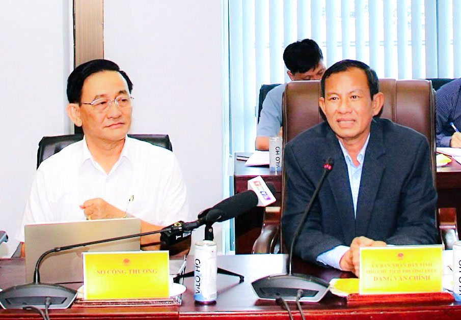 Ông Đặng Văn Chính- Phó Chủ tịch Thường trực UBND tỉnh trao đổi với đoàn về tiềm năng, thế mạnh của tỉnh Vĩnh Long.
