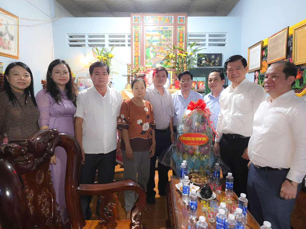 Đoàn công tác của Ủy ban Kiểm tra Trung ương đến thăm, tặng quà cho gia đình liệt sĩ Lê Văn Khá. Ảnh: Ngọc Hân