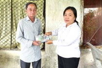Trao tiền bạn đọc giúp ông Trần Quang Phú