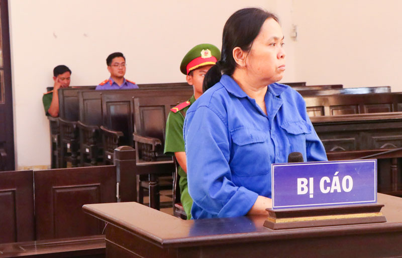 Đối tượng Phạm Hồng Thảo Chi tại phiên tòa xét xử.