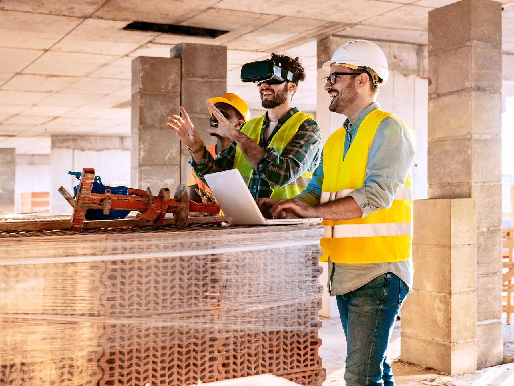 Các doanh nghiệp xây dựng cần sớm nhận thức rằng AI không phải để thay thế con người mà là để hỗ trợ họ làm việc hiệu quả và an toàn hơn (Ảnh: BigRentz).