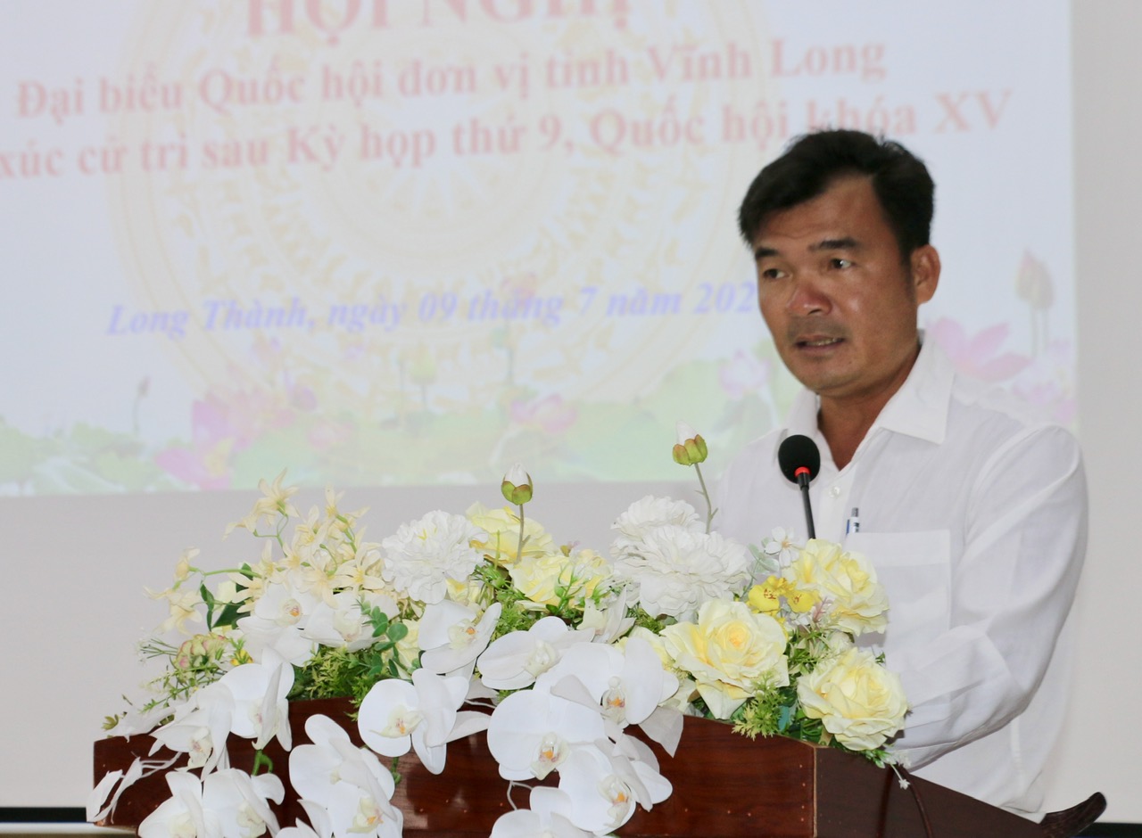 Ông Đào Văn Năng- Phó Bí thư Đảng ủy, Chủ tịch UBND xã Long Thành thông tin đến cử tri về công tác tổ chức, triển khai Chính quyền địa phương cấp xã theo Luật Tổ chức chính quyền địa phương năm 2025, tình hình phát triển kinh tế, văn hóa, xã hội, quốc phòng an ninh xã Long Thành trong những tháng đầu năm.