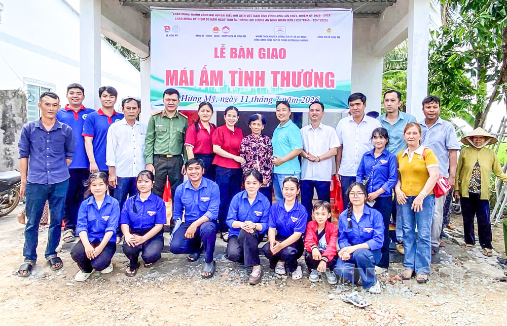 Bàn giao nhà mái ấm tình thương cho bà Thạch Thị Ly, ấp Kênh Xáng. Ảnh: SƠN TUYỀN