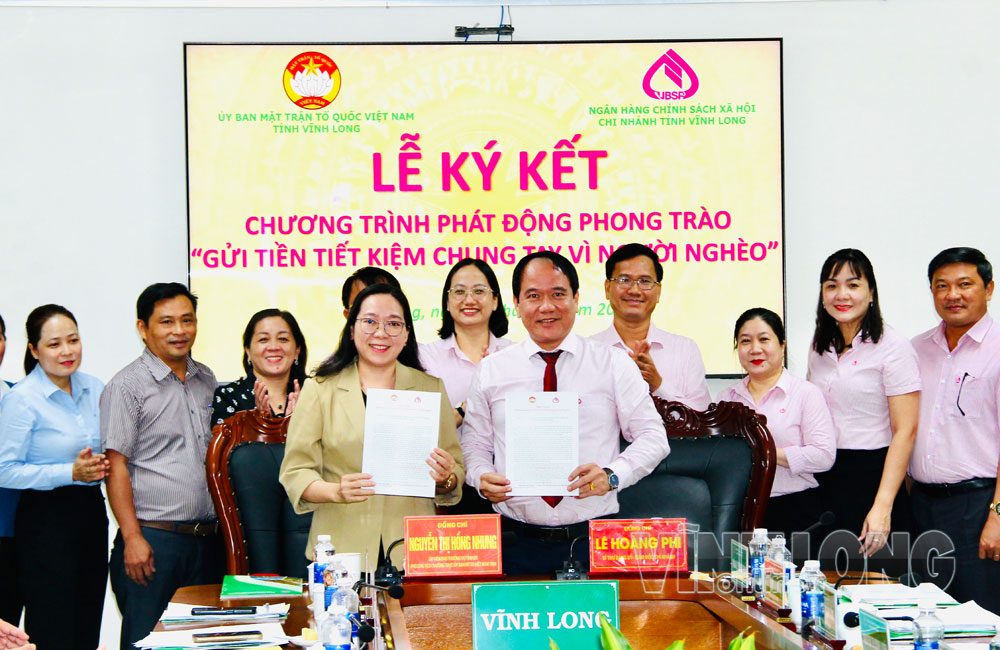Ban Thường trực Ủy ban MTTQ Việt Nam tỉnh và Chi nhánh Ngân hàng Chính sách xã hội tỉnh ký kết chương trình phát động phong trào “Gửi tiền tiết kiệm chung tay vì người nghèo” tỉnh năm 2026. Ảnh: TUYẾT HIỀN

