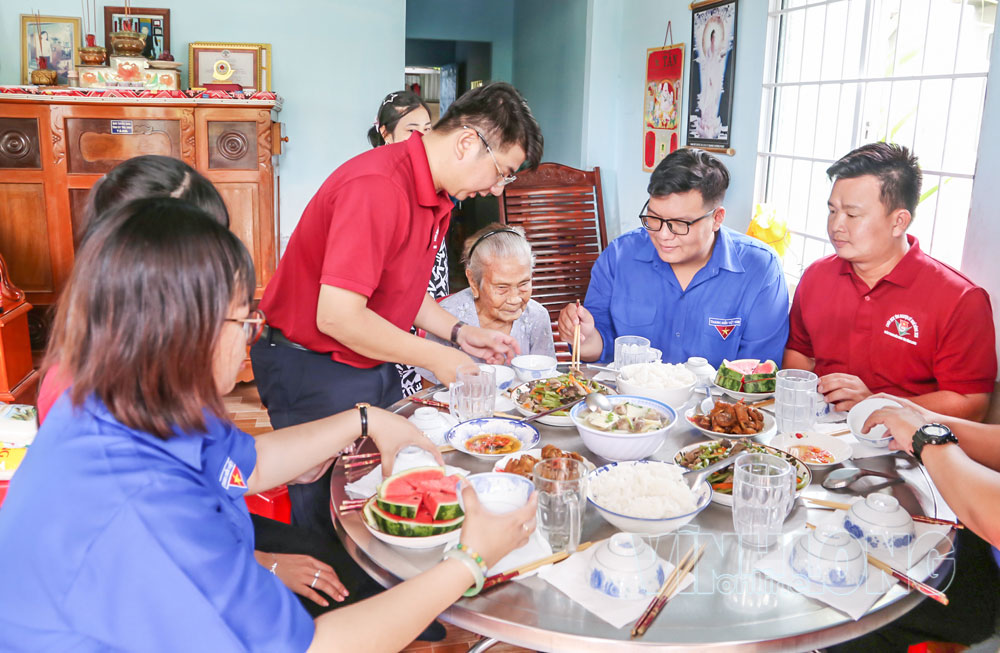 Tổ chức “mâm cơm bên mẹ” tại nhà Mẹ Việt Nam anh hùng Trương Thị Diện.