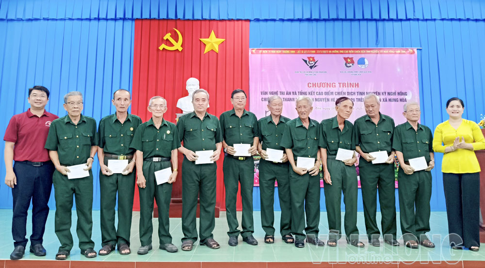 Tặng quà cựu chiến binh trong chương trình văn nghệ chủ đề “Khúc hát tri ân”.