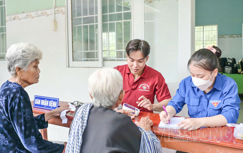 Khám bệnh, tư vấn sức khỏe cho gia đình chính sách, người hoàn cảnh khó khăn.