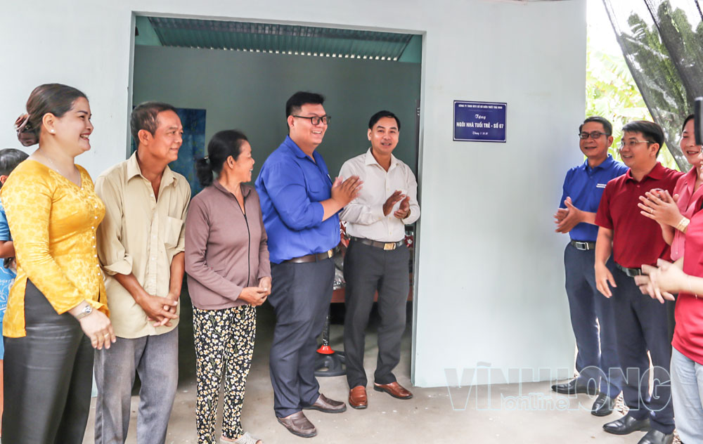 Bàn giao “Ngôi nhà tuổi trẻ” hỗ trợ người dân.