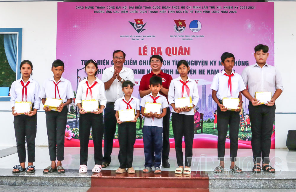 Trao học bổng hỗ trợ học sinh hoàn cảnh khó khăn.