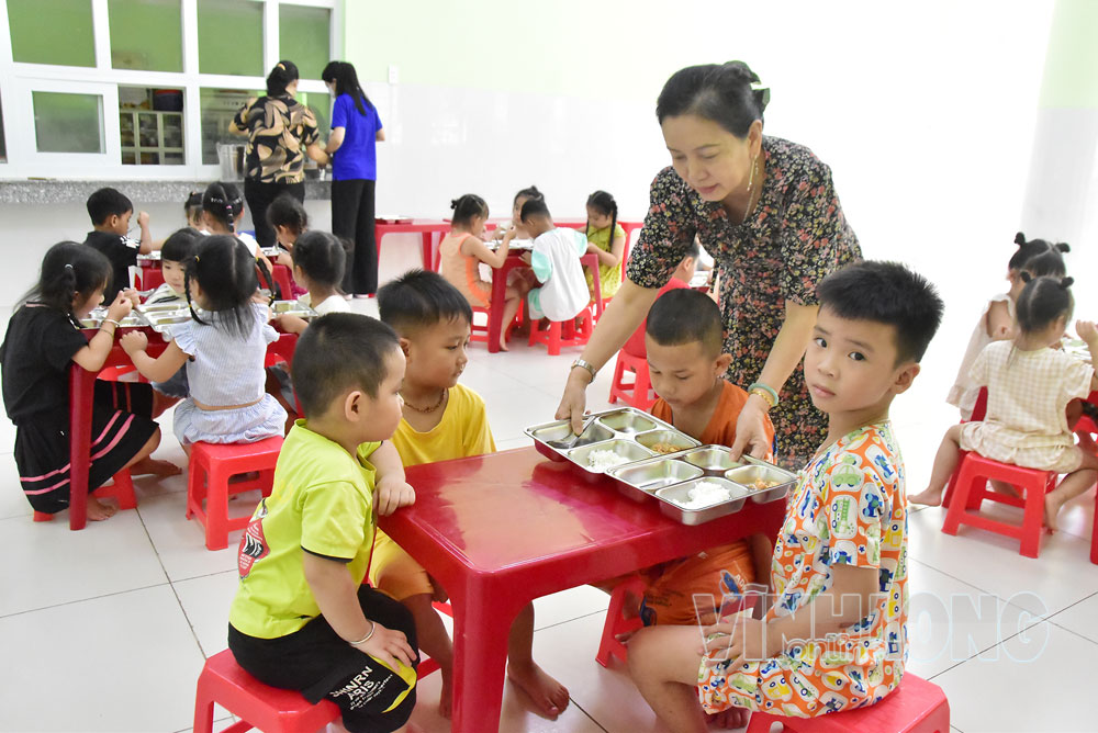 Bữa ăn tập thể tại Trường Mầm non Tuổi Ngọc.