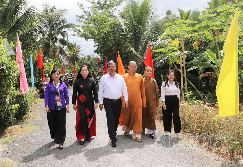Đồng chí Kim Ngọc Thái- Phó Bí thư Tỉnh ủy, Chủ tịch Ủy ban MTTQ Việt Nam tỉnh cùng đại biểu, nhà tài trợ tham quan mô hình “Tuyến đường rợp bóng cờ bay”.

