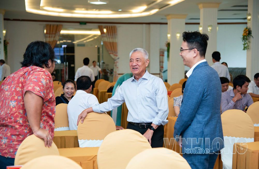 Ông Nguyễn Thanh Mỹ - người sáng lập Công ty CP Mỹ Lan (đứng giữa) gặp gỡ đối tác trong hợp tác phát triển các dự án nghiên cứu thích ứng biến đổi khí hậu tỉnh.

Ảnh: CẨM TRÚC


