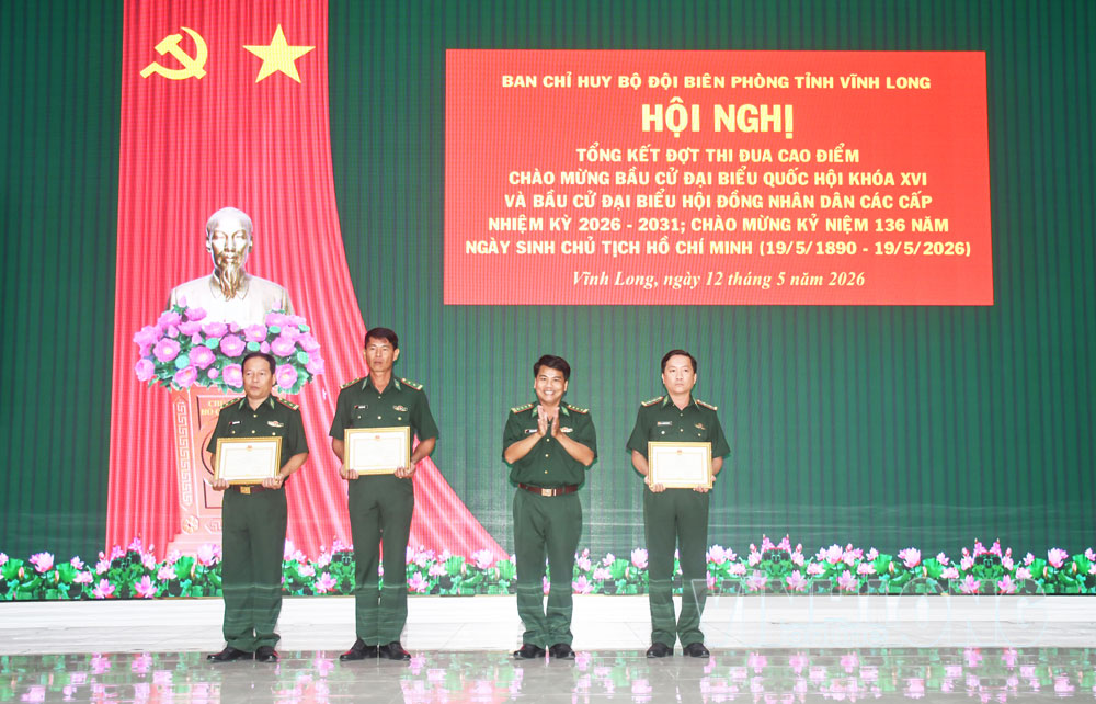 Ban Chỉ huy Bộ đội Biên phòng tỉnh khen thưởng cá nhân hoàn thành xuất sắc nhiệm vụ qua các đợt thi đua.


