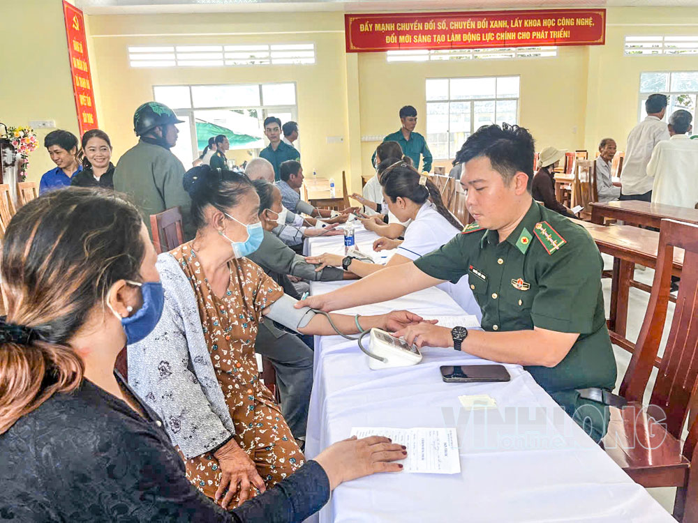 Cán bộ, chiến sĩ biên phòng khám bệnh cho người dân.

