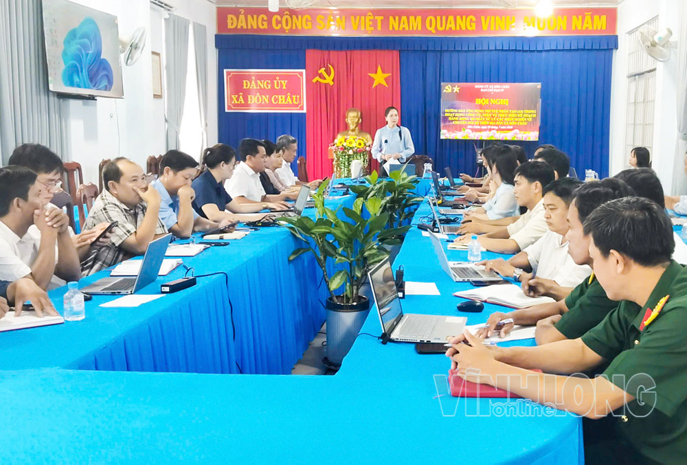 Cán bộ, công chức xã Đôn Châu dự tập huấn ứng dụng trí tuệ nhân tạo (AI).

