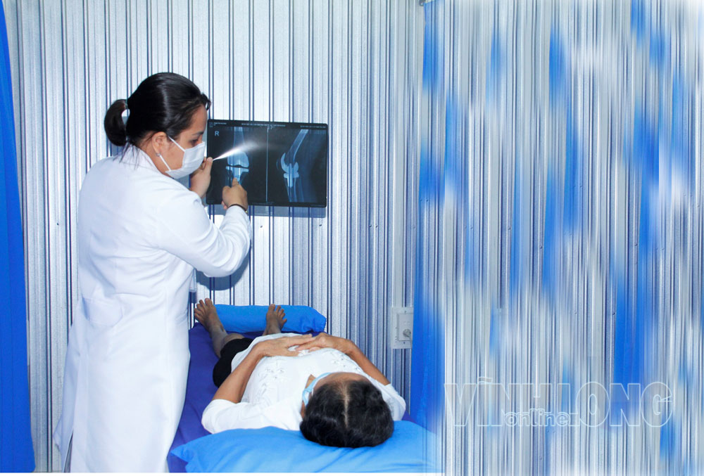 Người bệnh thăm khám sau khi được thay khớp gối tại bệnh viện.

Ảnh: SÔNG TRĂNG

