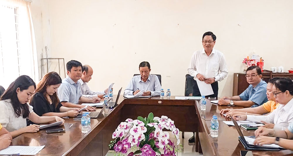 Lãnh đạo Sở Công Thương và đại biểu trao đổi tại hội nghị triển khai mô hình điểm “Xã Thương mại điện tử” năm 2026.