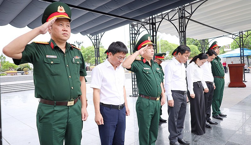 Bí Thư Tỉnh ủy Quảng Trị Nguyễn Văn Phương cùng Đoàn công tác dành phút mặc niệm các Anh hùng liệt sĩ.
