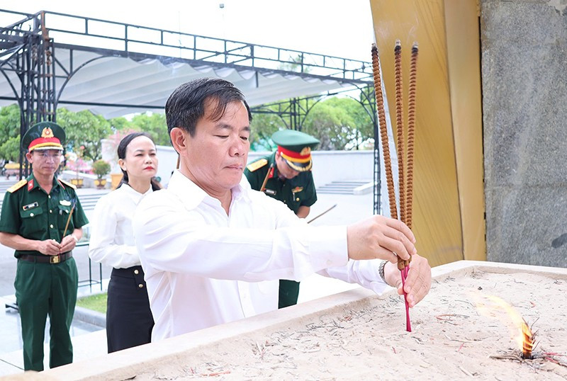 Bí thư Tỉnh ủy Quảng Trị Nguyễn Văn Phương thành kính dâng hương tại tượng đài chính của Nghĩa trang Liệt sĩ quốc gia Đường 9.
