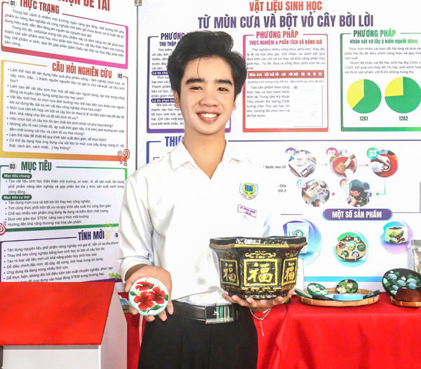 Lê Minh Nhựt luôn nỗ lực học tập, nuôi dưỡng niềm đam mê nghiên cứu khoa học, sáng tạo và sống có trách nhiệm với cộng đồng. Ảnh: CẨM HUỆ

