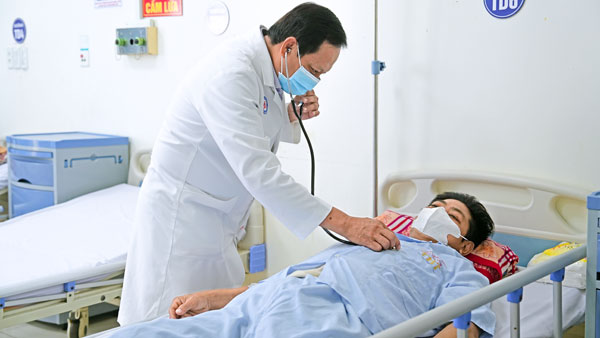 Bệnh nhân có thẻ BHYT điều trị ung thư tại BVĐK Trà Vinh. Ảnh: SÔNG TRĂNG