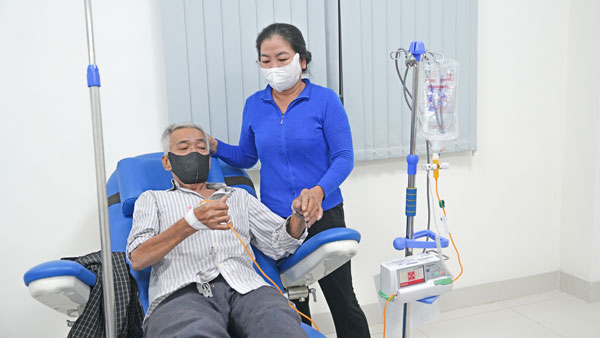 BHYT chia sẻ gánh nặng tài chính, giúp người bệnh an tâm điều trị. Ảnh: SÔNG TRĂNG
