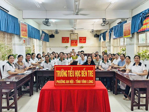 Cán bộ, giáo viên Trường Tiểu học Bến Tre trong buổi tập huấn sách giáo khoa thống nhất toàn quốc.

