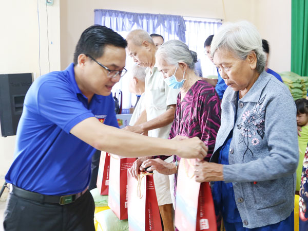 Anh Nguyễn Thanh Nhã- Phó Bí thư Thường trực Tỉnh Đoàn, Chủ tịch Ủy ban Hội Liên hiệp Thanh niên Việt Nam tỉnh tặng quà người dân hoàn cảnh khó khăn.