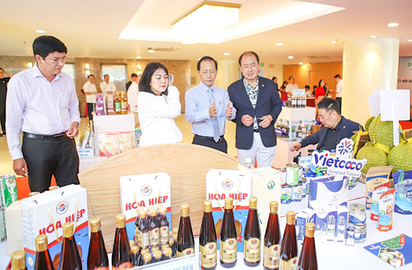 Đồng chí Nguyễn Trúc Sơn- Ủy viên Thường vụ Tỉnh ủy, Phó Chủ tịch UBND tỉnh giới thiệu sản phẩm của doanh nghiệp tỉnh với doanh nghiệp Hàn Quốc.

