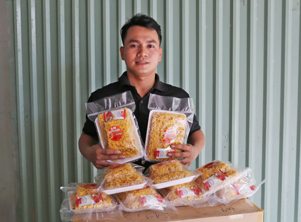 Anh Kim Ngọc Thiền với mô hình sản xuất cơm cháy chà bông.

Ảnh: NGỌC XOÀN

