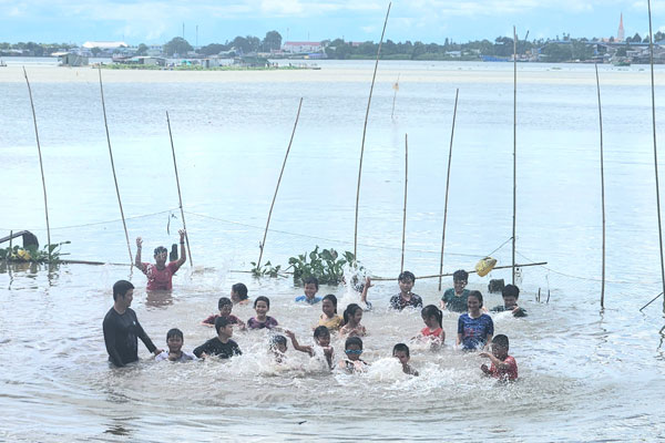 Việc dạy bơi cho trẻ em là nhu cầu thiết thực từ thực tế cuộc sống. Ảnh: SÔNG TRĂNG

