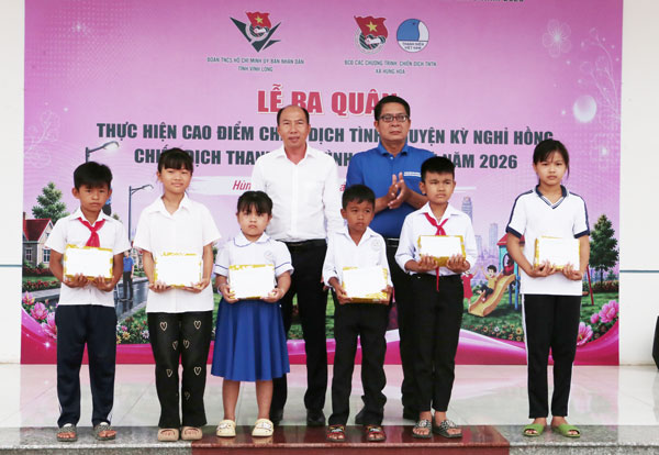Trao học bổng cho học sinh hoàn cảnh khó khăn xã Hùng Hòa tại buổi ra quân Chiến dịch tình nguyện Kỳ nghỉ hồng.

