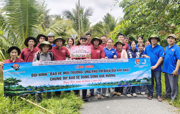 Đoàn viên, thanh niên tham gia Chiến dịch tình nguyện Kỳ nghỉ hồng ra quân thực hiện hoạt động bảo vệ môi trường.

