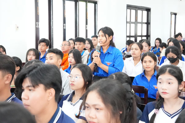 Học sinh đặt câu hỏi tại chương trình tư vấn tuyển sinh để hiểu rõ hơn về ngành học, phương thức xét tuyển và cơ hội nghề nghiệp. Ảnh: CAO HUYỀN